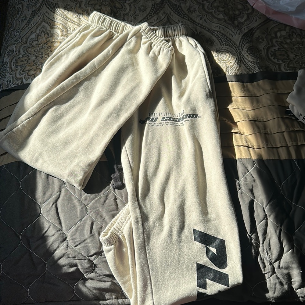 Pretty Little Thing sweatpants